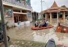 Kapolsek-Krian-Tinjau-Banjir-Luapan-Sungai-Mas-di-Desa-Barengkrajan